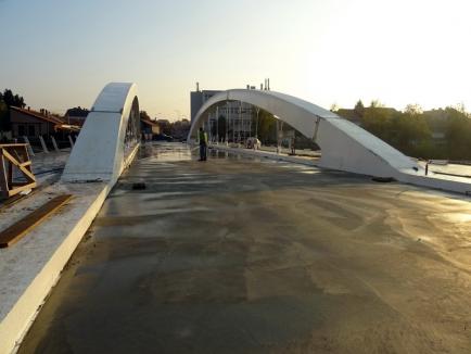 S-a turnat placa de beton. Podul Centenarului ar putea fi dat în folosinţă la sfârşitul lunii noiembrie (FOTO)