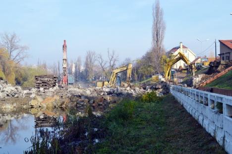 Praf şi pulbere! Podul de la Centrul de Calcul din Oradea a fost dărâmat complet (FOTO)
