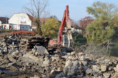 Praf şi pulbere! Podul de la Centrul de Calcul din Oradea a fost dărâmat complet (FOTO)