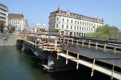 Constructorii pregătesc turnarea plăcii de suprabetonare a podului Sfântul Ladislau (FOTO)