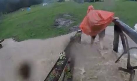 Corturi plutitoare în Bihor. Ruperea de nori a provocat inundaţii în Poiana Glăvoi (FOTO/VIDEO)