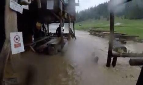 Corturi plutitoare în Bihor. Ruperea de nori a provocat inundaţii în Poiana Glăvoi (FOTO/VIDEO)