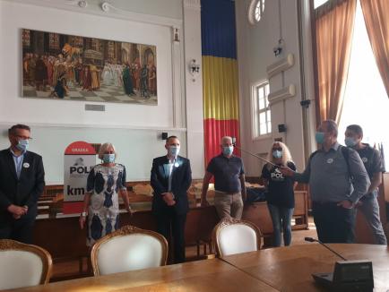 Apel în faţa Primăriei Oradea: Partidul Oamenilor Liberi le cere orădenilor 'să aleagă cu minte', adică să-i voteze pe ei, fiindcă-s 'cei mai buni' (FOTO/VIDEO)