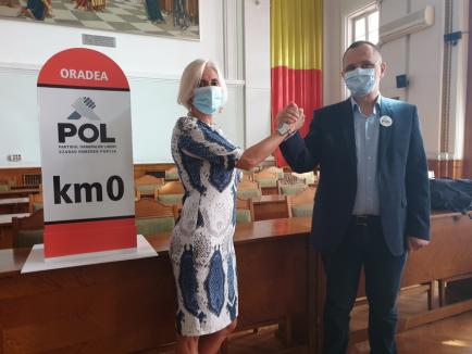 Apel în faţa Primăriei Oradea: Partidul Oamenilor Liberi le cere orădenilor 'să aleagă cu minte', adică să-i voteze pe ei, fiindcă-s 'cei mai buni' (FOTO/VIDEO)