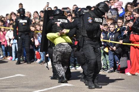 Ziua Poliţiei s-a lăsat cu împuşcături, explozii şi ţipete de bucurie la Oradea: sute de copii au testat maşini și arme, iar unii sunt hotărâţi să se facă poliţişti (FOTO)