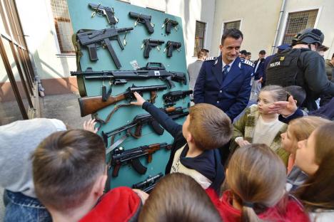 Ziua Poliţiei s-a lăsat cu împuşcături, explozii şi ţipete de bucurie la Oradea: sute de copii au testat maşini și arme, iar unii sunt hotărâţi să se facă poliţişti (FOTO)