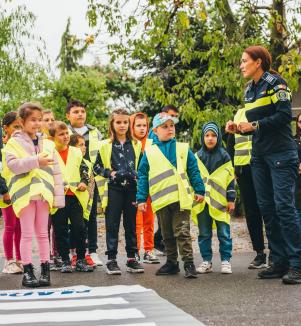 Educație pentru siguranță: Polițiștii, jandarmii și specialiștii antidrog, în mijlocul elevilor din Bihor, în prima săptămână de școală (FOTO)