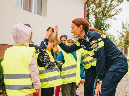 Educație pentru siguranță: Polițiștii, jandarmii și specialiștii antidrog, în mijlocul elevilor din Bihor, în prima săptămână de școală (FOTO)