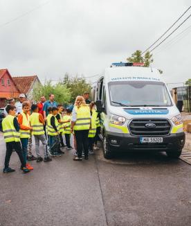 Educație pentru siguranță: Polițiștii, jandarmii și specialiștii antidrog, în mijlocul elevilor din Bihor, în prima săptămână de școală (FOTO)