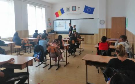 Educație pentru siguranță: Polițiștii, jandarmii și specialiștii antidrog, în mijlocul elevilor din Bihor, în prima săptămână de școală (FOTO)