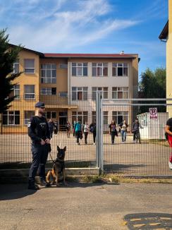 Educație pentru siguranță: Polițiștii, jandarmii și specialiștii antidrog, în mijlocul elevilor din Bihor, în prima săptămână de școală (FOTO)