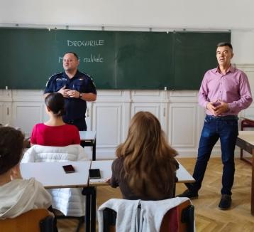 Educație pentru siguranță: Polițiștii, jandarmii și specialiștii antidrog, în mijlocul elevilor din Bihor, în prima săptămână de școală (FOTO)