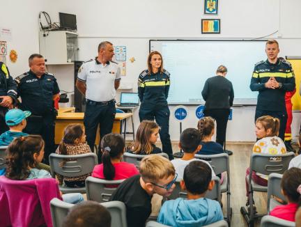 Educație pentru siguranță: Polițiștii, jandarmii și specialiștii antidrog, în mijlocul elevilor din Bihor, în prima săptămână de școală (FOTO)