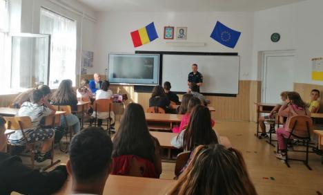 Educație pentru siguranță: Polițiștii, jandarmii și specialiștii antidrog, în mijlocul elevilor din Bihor, în prima săptămână de școală (FOTO)