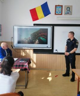 Educație pentru siguranță: Polițiștii, jandarmii și specialiștii antidrog, în mijlocul elevilor din Bihor, în prima săptămână de școală (FOTO)