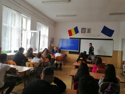 Educație pentru siguranță: Polițiștii, jandarmii și specialiștii antidrog, în mijlocul elevilor din Bihor, în prima săptămână de școală (FOTO)