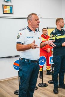 Educație pentru siguranță: Polițiștii, jandarmii și specialiștii antidrog, în mijlocul elevilor din Bihor, în prima săptămână de școală (FOTO)