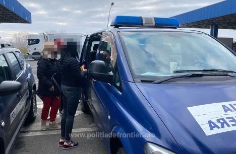Metoda 'pe contrasens'. Pentru a scăpa de carantină, un şofer a încercat să intre în România pe benzile de ieşire în ţară. Avea în maşină 6 pasageri (FOTO)