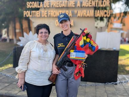 Iubire și onoare: Un tânăr și-a cerut iubita în căsătorie, după ce a depus jurământul militar, în Oradea (FOTO/VIDEO)