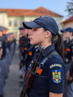 Iubire și onoare: Un tânăr și-a cerut iubita în căsătorie, după ce a depus jurământul militar, în Oradea (FOTO/VIDEO)