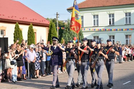 Iubire și onoare: Un tânăr și-a cerut iubita în căsătorie, după ce a depus jurământul militar, în Oradea (FOTO/VIDEO)