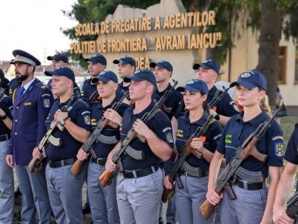 Iubire și onoare: Un tânăr și-a cerut iubita în căsătorie, după ce a depus jurământul militar, în Oradea (FOTO/VIDEO)