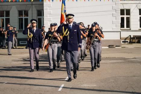 Iubire și onoare: Un tânăr și-a cerut iubita în căsătorie, după ce a depus jurământul militar, în Oradea (FOTO/VIDEO)