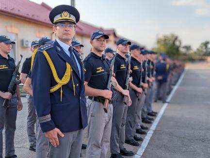 Iubire și onoare: Un tânăr și-a cerut iubita în căsătorie, după ce a depus jurământul militar, în Oradea (FOTO/VIDEO)