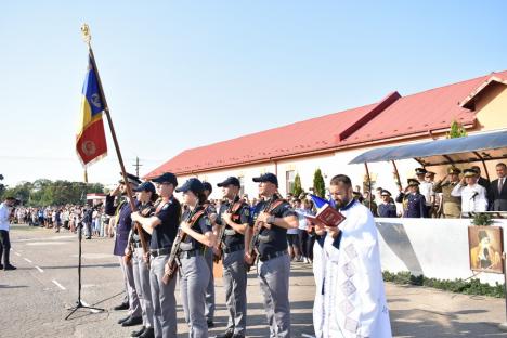 Iubire și onoare: Un tânăr și-a cerut iubita în căsătorie, după ce a depus jurământul militar, în Oradea (FOTO/VIDEO)