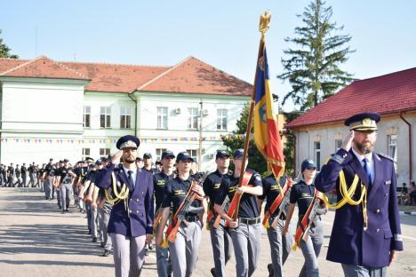 Iubire și onoare: Un tânăr și-a cerut iubita în căsătorie, după ce a depus jurământul militar, în Oradea (FOTO/VIDEO)