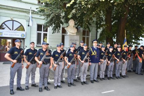 Iubire și onoare: Un tânăr și-a cerut iubita în căsătorie, după ce a depus jurământul militar, în Oradea (FOTO/VIDEO)