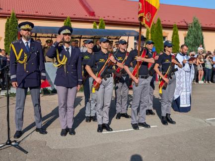 Iubire și onoare: Un tânăr și-a cerut iubita în căsătorie, după ce a depus jurământul militar, în Oradea (FOTO/VIDEO)