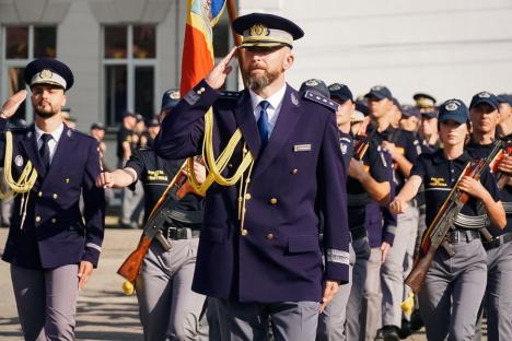 Iubire și onoare: Un tânăr și-a cerut iubita în căsătorie, după ce a depus jurământul militar, în Oradea (FOTO/VIDEO)