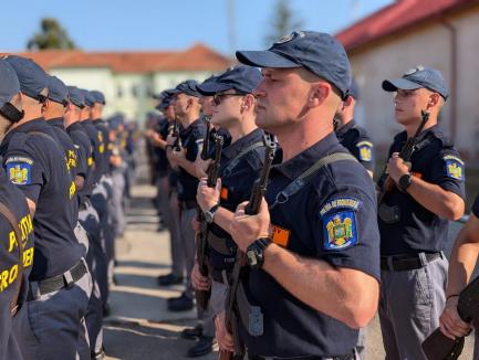 Iubire și onoare: Un tânăr și-a cerut iubita în căsătorie, după ce a depus jurământul militar, în Oradea (FOTO/VIDEO)