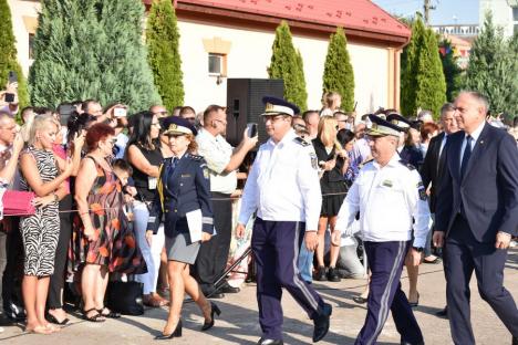 Iubire și onoare: Un tânăr și-a cerut iubita în căsătorie, după ce a depus jurământul militar, în Oradea (FOTO/VIDEO)