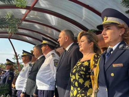 Iubire și onoare: Un tânăr și-a cerut iubita în căsătorie, după ce a depus jurământul militar, în Oradea (FOTO/VIDEO)