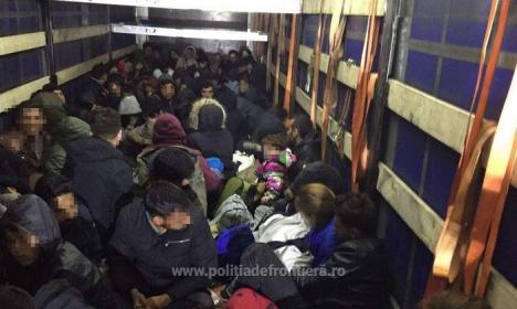 TIR românesc cu 111 migranţi, depistat la frontiera cu Ungaria
