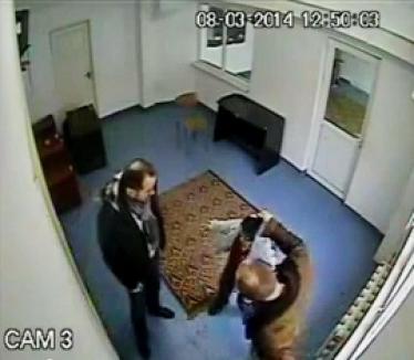 Şeful Poliţiei Piatra Neamţ, filmat în timp ce bătea o minoră chiar în sediul Poliţiei (VIDEO)