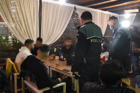 Controale în localurile din Oradea, fără amenzi. Pe o terasă din oraş, distanţa între mese nu s-a respectat, dar autorităţile au fost îngăduitoare (FOTO / VIDEO)