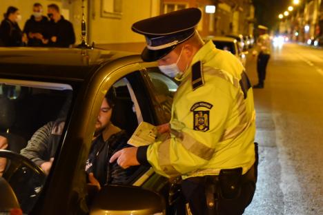 Plimbare cu cod QR. Poliţiştii au ieşit pe străzile Oradiei să verifice dacă se respectă noile restricţii de deplasare pe timp de noapte (FOTO / VIDEO)