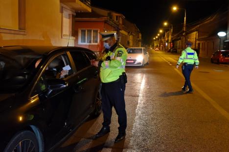 Plimbare cu cod QR. Poliţiştii au ieşit pe străzile Oradiei să verifice dacă se respectă noile restricţii de deplasare pe timp de noapte (FOTO / VIDEO)