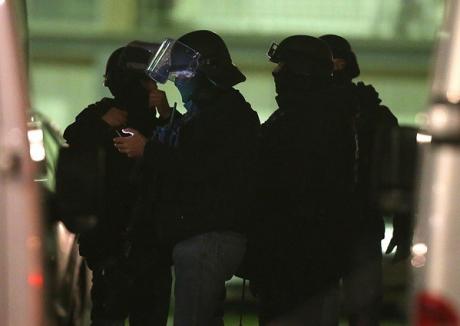Un nou atac armat în Paris, doi poliţişti împuşcaţi. Un complice al atacatorilor de la Charlie Hebdo s-a predat