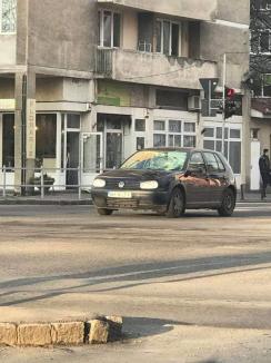 Accident la intersecția Magheru cu Parcul Traian, în Oradea: Un polițist a fost lovit de un șofer care nu i-a respectat semnalele! (VIDEO ȘOCANT)