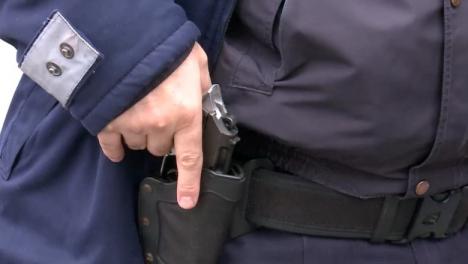 Incident periculos: Unui poliţist i s-a descărcat arma lângă secţia de votare