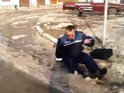 Poliţist, filmat căzând pe stradă de beat ce era (VIDEO)