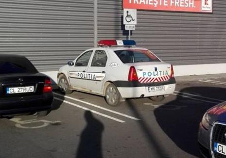 Se poate! Poliţist amendat de propriii colegi pentru că a parcat pe loc pentru persoane cu handicap