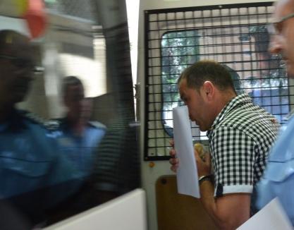 Percheziţii la frontieră: un poliţist din Borş a fost reţinut de procurorii DNA Oradea pentru şpagă