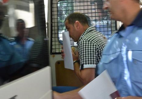Poliţistul de frontieră care a luat șpăgi de peste 30.000 euro ca să protejeze o filieră de evazioniști, condamnat definitiv la 4 ani de închisoare cu executare