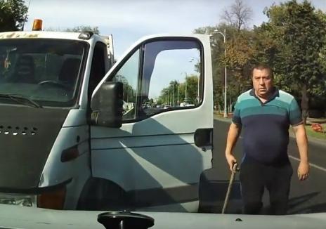 Un poliţist a fost filmat în timp de conducea pe contrasens şi a vrut să bată cu ranga un alt şofer (VIDEO)