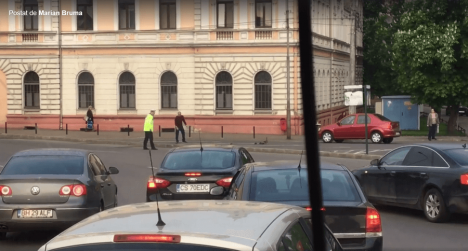 Imagini inedite în Oradea: Un poliţist rutier opreşte traficul în Centrul Civic, ca să traverseze o familie de… raţe! (FOTO / VIDEO)